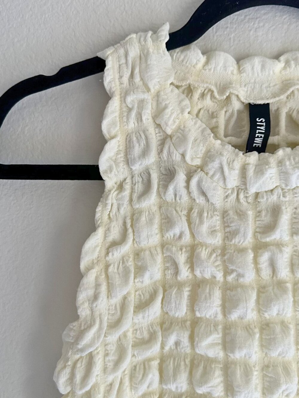 STYLEWE Cream Textured Bubble Tank Top Sleeveless Ruffle Trim Stretch Blouse Siz